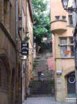 Lyon : ruelle en escalier entre maisons