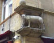 Lyon : statuette d'animal dans un coin de rue