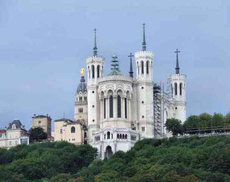 Lyon : vue générale de la  basilique Notre Dame de Fourvière