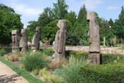 Lyon : parc de la Tête d'Or, allée des statues en bois