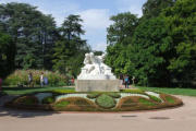 Lyon : parc de la Tête d'Or, massifs et statue Les trois grâces 