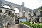 Saint Nazaire en Royans : l'aqueduc vue depuis le quai de la base navale