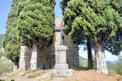 Saint Benoit en Diois : extérieur de l'église avec croix