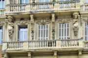 Valence : façade d'immeuble avec statues