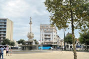 Valence : façade d'immeuble et fontaine