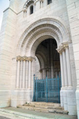 Valence : porche de la cathédrale Saint Apollinaire