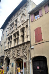 Valence : façade de " la maison des têtes "
