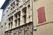 Valence : détails de la  façade de " la maison des têtes "