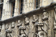 Valence : sculptures de la façade de " la maison des têtes "