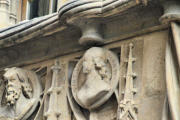 Valence : médaillons sculptés de la façade de " la maison des têtes "
