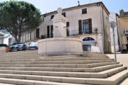 Valréas : place et fontaine publique