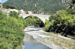 Nyons : le pont romain sur la rivière Eygues
