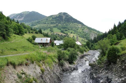 Entraigues : village et alentours, maisons au bord d'un torrent