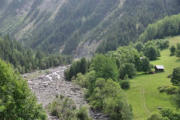 Entraigues : village et alentours, paysage avec petite maison et torrent