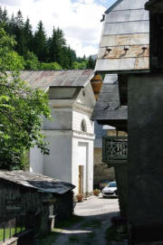 Entraigues : village et alentours, ruelle entre église et maison