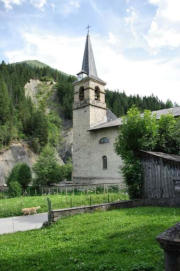 Entraigues : l'église du  village