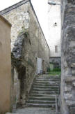 Montélimar : château des Adhémar, escalier et fond de cour