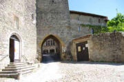 Pérouges : le village médiéval, porte d'en Haut et portail de l'église Sainte-Marie-Madeleine