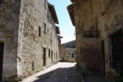 Pérouges : rue du village médiéval