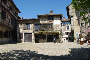 Pérouges : place du tilleul