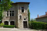 Pérouges : maison en pierre  avec statuette 