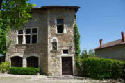 Pérouges : maison en pierre  avec statuette 