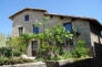 Pérouges :maison et verdure