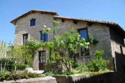 Pérouges :maison et verdure