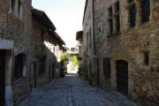 Pérouges : maisons médiévales en bordures de rue avec égouts au centre de celle ci