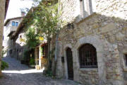 Pérouges : ruelle pavée avec anciennes maisons