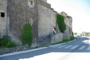 taulignan : vue des tours et murs d'enceinte