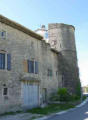 taulignan : vue des tours et murs d'enceinte