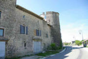 taulignan : vue des tours et murs d'enceinte