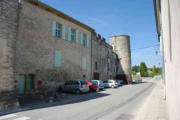 taulignan : vue des tours et murs d'enceinte