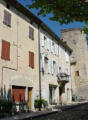 taulignan : vue des tours et murs d'enceinte