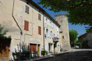 taulignan : vue des tours et murs d'enceinte