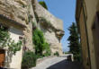 Grignan : rue autour du château bordée de rocherset maisons