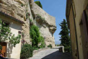 Grignan : rue autour du château bordée de rocherset maisons