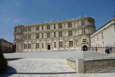 Grignan : vue du château depuis l'esplanade