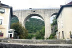 Saint Nazaire en Royans : l'aqueduc vue entre 2 maisons