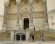 Lyon : escalier et façade de la  basilique Notre Dame de Fourvière