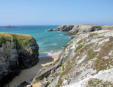 Quiberon : la côte - petite plage de sable fin entre des falaises