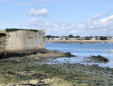 Port Louis : la citadelle - remparts à marée basse