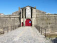 Port Louis : la citadelle - portail avec porte rouge - entrée