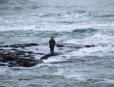 Guidel : pêcheur à la ligne au milieu des flots