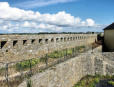 Guidel : fort du loc'h - enceinte et barbacanes