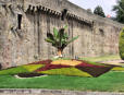 Hennebont : remparts et machicoulis avec massifs fleuris