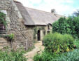 Poul Fétan : Village médiéval de 1850 - maisons particulières - toits de chaume