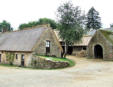 Poul Fétan : Village médiéval de 1850 - écuries et hangar à foin