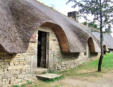 Poul Fétan : Village médiéval de 1850 - entrée maison à toit de chaume